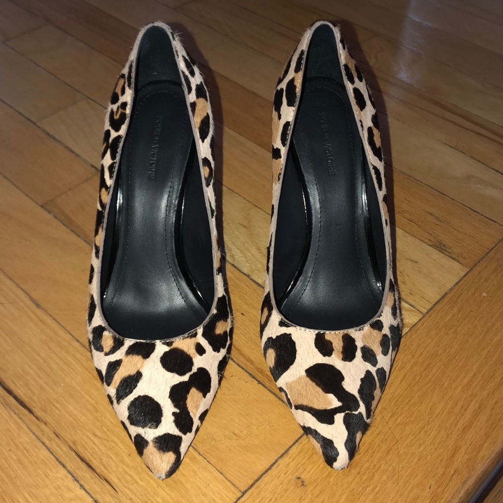 Pour la Victoire leopard print calf hair pump